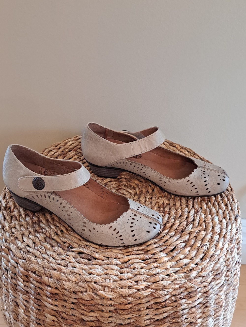 TAOS Womens Tango Tan Leather Mary Jane Boho/Comfort Laser Cut Shoes 8